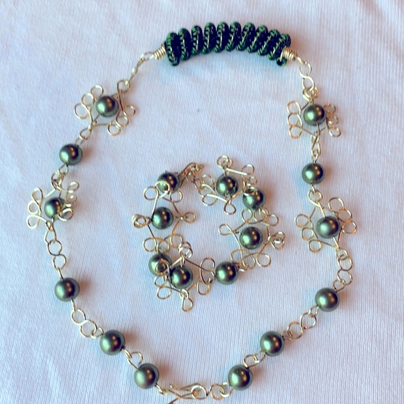 Green beads and gold- tone necklace and bracelet - Picture 1 of 3